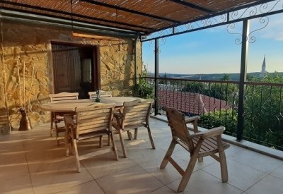 the roof terrace with views of the village and the outdoor dining area with barbeque (gas)